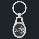 Mrs Biker honeymoon chalkboard wifey Ovalt Silverfärgad Nyckelring<br><div class="desc">moderna,  söta chalkboard-honeymångåvor,  wifey-dekoration,  vasertillbehör,  vasslingdesign för möhippor,  bröllopsgåvor,  bachelorette-gåvor, </div>