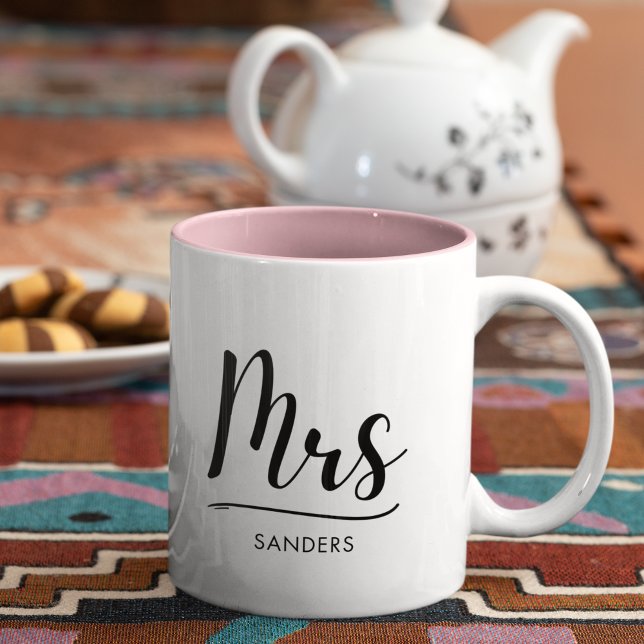 Mrs Black Modern Script Custom Wedding Två-Tonad Mugg (Skapare uppladdad)