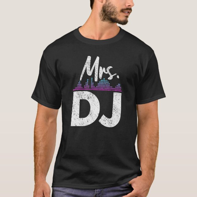 Mrs DJ Wife Disk Jockey T Shirt (Framsida)