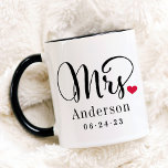 Mrs Elegant Script Heart Personligt bröllp Monogra Mugg<br><div class="desc">Personlig kaffe koppar för den nygifta Mr. och Mrs. har elegant svart manus och anpassningsbar efternamn och bröllop-datummonogramtext som kan vara personlig. Design innehåller en söt röd hjärtedetalj. Gör en underbar bröllop-gåva! Köp vår butik för den samordnande utformningen av mugg.</div>