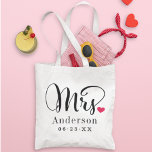 Mrs Elegant Script Heart Personligt bröllp Monogra Tygkasse<br><div class="desc">Personlig I påsen för den nygifta bruden finns elegant av det moderna svarta manuset och den klassiska stil-efternamnet och bröllop-datummonogramtexten som kan vara personlig. Design innehåller en söt röd hjärtedetalj. Gör en underbar bröllop-gåva! Köp vår affär för den samordnande Mr. bag-konstruktionen.</div>