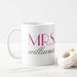 Mrs Elegant Shock rosa Personlig Bröllop Monogram Kaffemugg<br><div class="desc">Bara elegant,  fru mugg kan vara personlig för hennes efternamn. Gör en unik gåva till bruden att bli eller nyligen bli gift på nytt! Shock rosa och kol-grått-färg kan anpassas.</div>