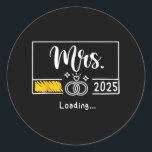 Mrs Est. 2025 Loading Bride Bröllop Newlyed Wife Runt Klistermärke<br><div class="desc">Mrs Est. 2025 Loading Bride Bröllop Newlyed Maka Mr. och Mrs.</div>