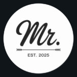 Mrs Est. 2025 Ny gifta Bröllopsfest Mr. och M Runt Klistermärke<br><div class="desc">Mrs Est. ny gifta Bröllopsfest 2025</div>