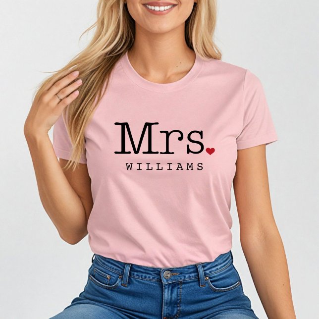 Mrs Heart Monogram Bröllop Efternamn T-shirt (Skapare uppladdad)