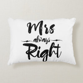 Mrs. Höger Typography in Black and White Prydnadskudde