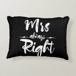 Mrs. Höger Typography in Black and White Prydnadskudde