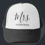 Mrs Last Name Simple Maka Bride Newlyows Keps<br><div class="desc">Enkel truckerkeps med "Mrs" i ett elegant-skript tillsammans med ditt efternamn i svart över en vit bakgrund. Denna moderna truckerkeps ger en underbar bröllop-gåva till en brud till bäran på hennes smekmånad.</div>