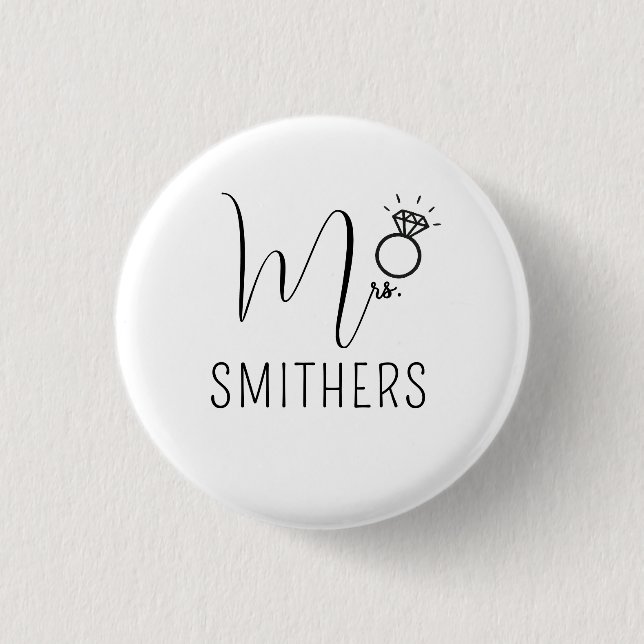 Mrs Modern Black Script Wedding Newlywed Monogram Knapp (Framsida)