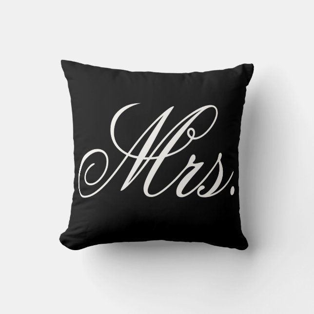 Mrs. Newlyed bride typography black and white Kudde (Framsida)