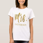 Mrs. och efternamnet Gold Foil Typography Shirt Tröja<br><div class="desc">Fru och efternamn Faux Gold Foil Typography T-Shirt för ett nylott till bära på hennes smekmånad. Den här t-shirt parar med mr Efternamn silver-skjortan för manar.</div>