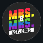 Mrs och Mrs Est. 2025 - Gay pride Bröllop Runt Klistermärke<br><div class="desc">Mrs och Mrs Est. 2025 - Gay pride Bröllop</div>