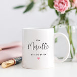 Mrs Personlig Black Script Efternamn Bröllop Kaffemugg<br><div class="desc">Anpassningsbar Kafé mugg för hennes text med moderna svarta skript som kan vara personlig med den nya brudens gift efternamn och fastställda bröllop-datum. Innehåller en söt rosa hjärtaccent. Gör en speciell gåva till den nygifta mrs!</div>