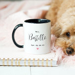 Mrs Personlig Black Script Efternamn Bröllop Mugg<br><div class="desc">Anpassningsbar Kafé mugg för hennes text med moderna svarta skript som kan vara personlig med den nya brudens gift efternamn och fastställda bröllop-datum. Innehåller en söt rosa hjärtaccent. Gör en speciell gåva till den nygifta mrs!</div>