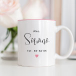 Mrs Personlig Black Script Efternamn Bröllop Två-Tonad Mugg<br><div class="desc">Anpassningsbar Kafé mugg för hennes text med moderna svarta skript som kan vara personlig med den nya brudens gift efternamn och fastställda bröllop-datum. Innehåller en söt rosa hjärtaccent. Gör en speciell gåva till den nygifta mrs!</div>