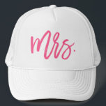 Mrs Rosa Chic Script Keps<br><div class="desc">Denna hatt-design är perfekt för den nygifta bruden och innehåller "Mrs" i ett starkt hett-rosa-penselskript.</div>