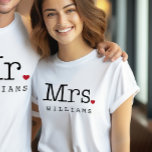 Mrs Vintage Black Personlig Bröllop Monogram T Shirt<br><div class="desc">Anpassningsbarnas efternamnskjorta för vintagen Mrs. eller Future Features skriver stil i svart med röd hjärtaccent. Besök vår affär för matchande Mr-shirt - de här är en unik bröllop-gåva och perfekt för paret till bäran på smekmånaden!</div>