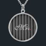 Mrs. Wife Bride Hans Hers Newly Weds Sterling Silver Halsband<br><div class="desc">Ett klassiskt monogram för Mr och Mrs för nygifta etablerade flickvän eller pojkvän par mamma pappa. En perfekt i sista minuten. Herr och fru Make fru, hans nyaste Weds på en anpassningsbar till bära eller till . Använda länken "Be denna designer" för att kontakta oss med dina speciella designförfrågningar eller...</div>
