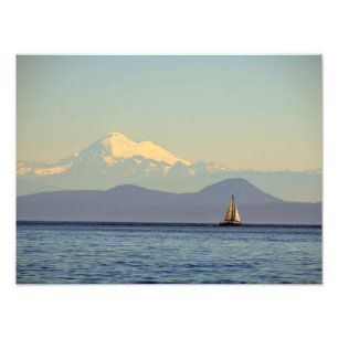 Mt. Baker and Sailboat - Puget Ljud, Washington Fototryck