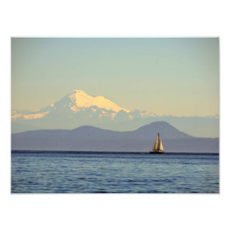 Mt. Baker and Sailboat - Puget Ljud, Washington Fototryck