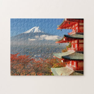 Mt Fuji betraktad bakom Chureito Pagoda Pussel