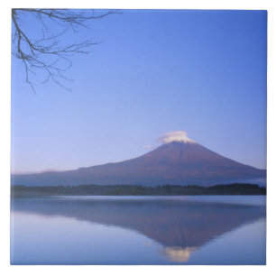 Mt. Fuji från Motosu Lake, Yamanashi, Japan Kakelplatta