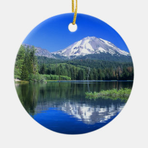 Mt. Lassen höjer sig över Manzanita Lake Julgransprydnad Keramik