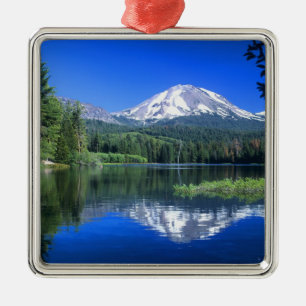 Mt. Lassen höjer sig över Manzanita Lake Julgransprydnad Metall