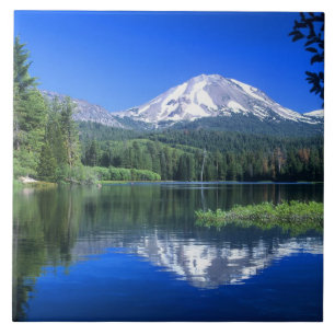 Mt. Lassen höjer sig över Manzanita Lake Kakelplatta