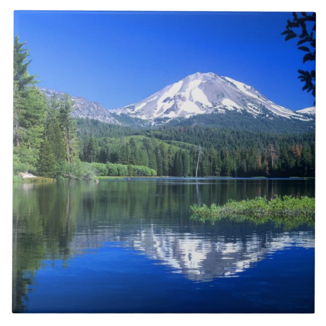 Mt. Lassen höjer sig över Manzanita Lake Kakelplatta (Framsidan)