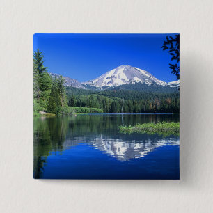 Mt. Lassen höjer sig över Manzanita Lake Knapp