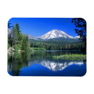Mt. Lassen höjer sig över Manzanita Lake Magnet