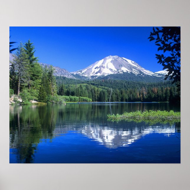 Mt. Lassen höjer sig över Manzanita Lake Poster (Framsidan)