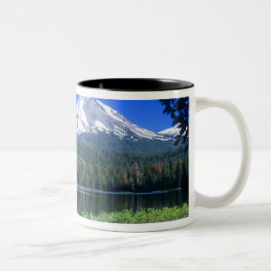 Mt. Lassen höjer sig över Manzanita Lake Två-Tonad Mugg