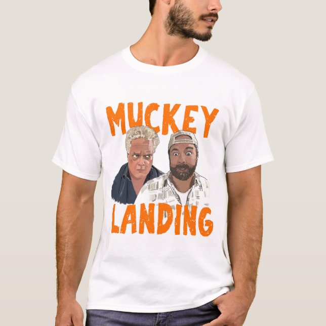 Muckey Landing Manar Shirons T Shirt (Framsida)