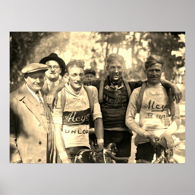 Muddy Faces Tour de France 1928 Efter Etapp 10 Poster (Framsidan)