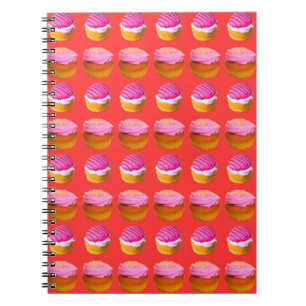 Muffins, cupcakes med vit och rosa grädde på en r anteckningsbok