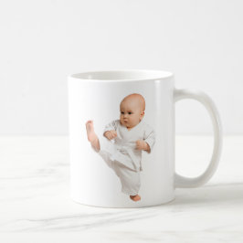Mug bébé karatéka dans son kimono blanc. kaffemugg