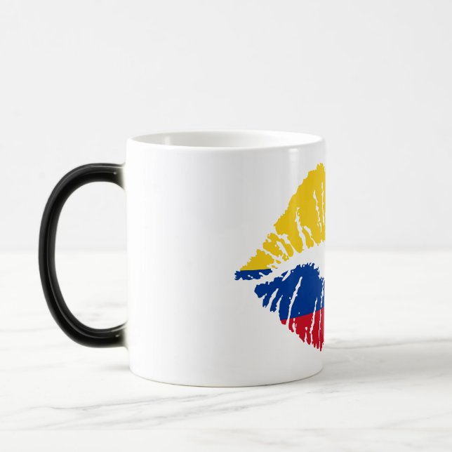 Mug Colombian Flag Kiss Print – Bold Patriotic Lip Magisk Mugg (Vänster)