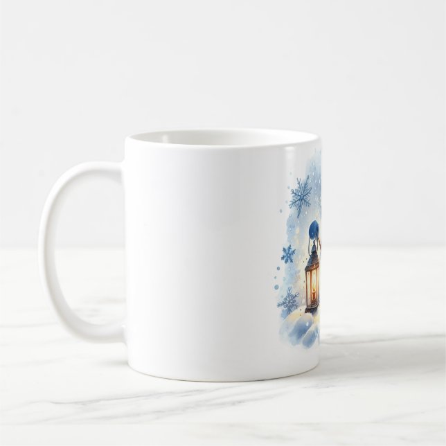 Mug Cozy Vinter Snorman med Lykta – Whimsical W Kaffemugg (Vänster)