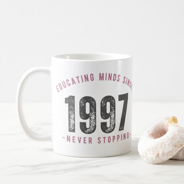 Mug - 'Educating Minds Since 1997 Never Stopping'  Kaffemugg (Med munk)