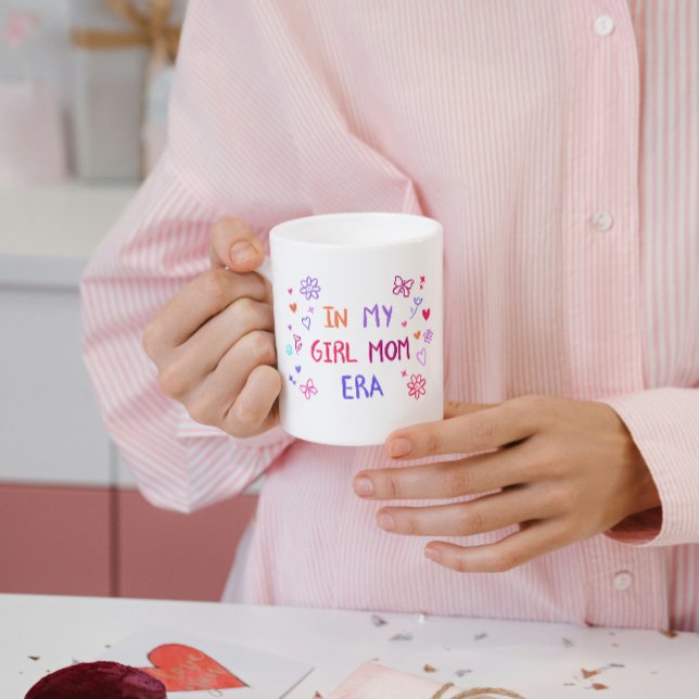 Mug in my girl mom era CRAYON Kaffemugg (Skapare uppladdad)