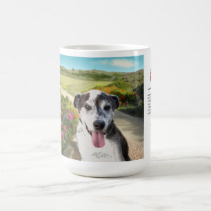 mugg 15oz: Paj i ett fält av Dahlias (hund på