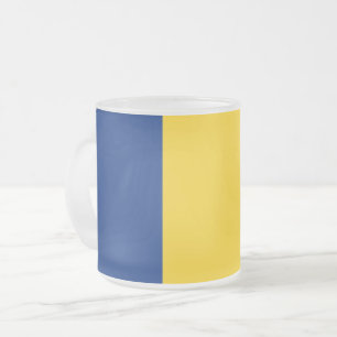 Mugg av skum av litet glas med flagga av Rumänien