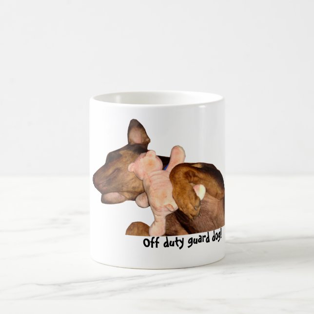 Mugg-doberman hund som sovar med nallen kaffemugg (Center)