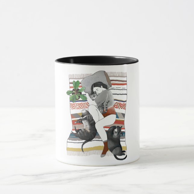 Mugg| Flickan ljuger med tre katter och en växt Mugg (Center)