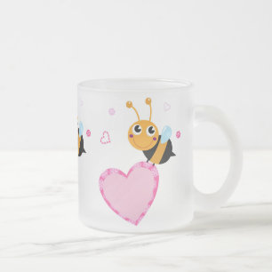 Mugg för hållande rosa hjärta för honungbi Gla