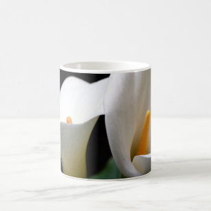 Mugg för kaffe för blomma för vitCallalilja