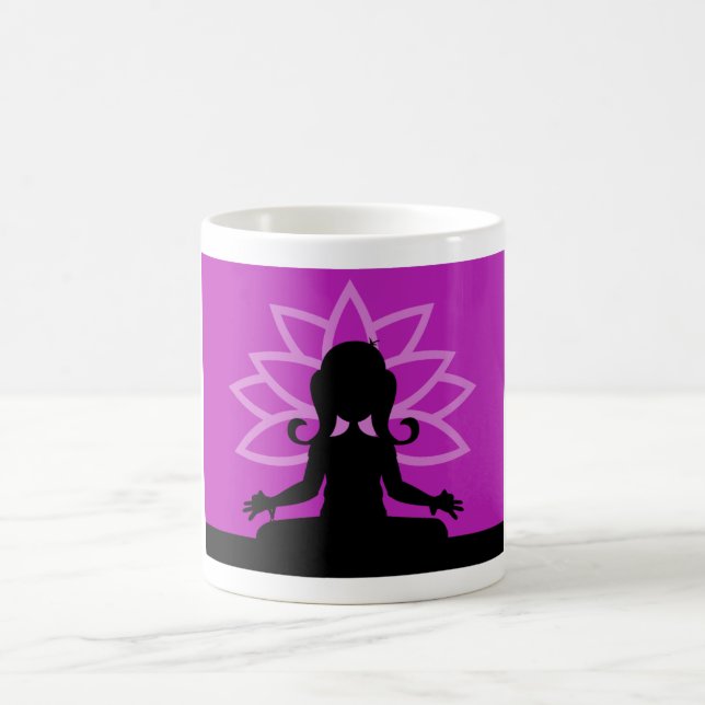 Mugg för kaffe för YogaSilhouette purpurfärgad (Center)