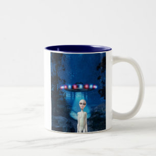 Mugg för möte för UFO för spöklik skog nära